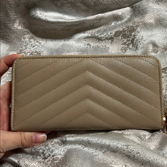 CASSANDRE MATELASSÉ ZIP AROUND WALLET IN GRAIN DE POUDRE LEATHER - Picture 6 of 10